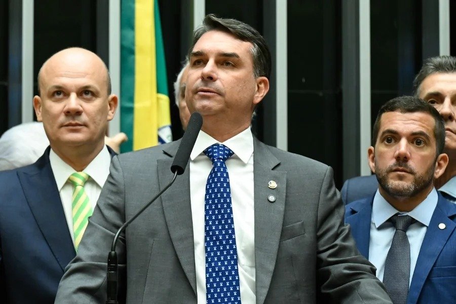 O senador Flávio Bolsonaro em destaque durante atividade parlamentar no Senado Federal