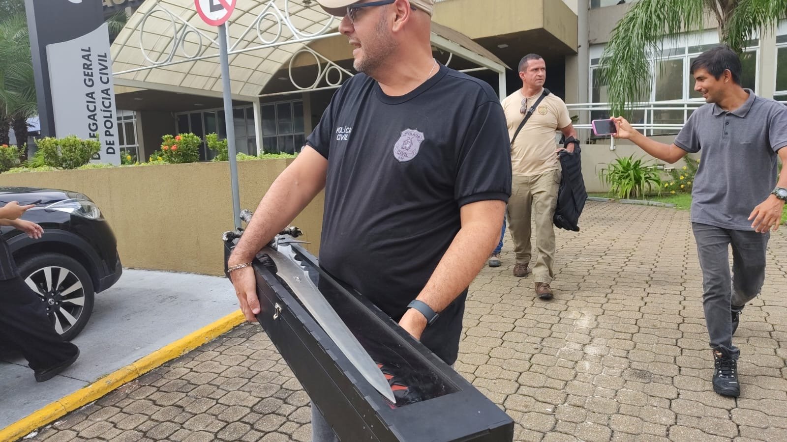 Espada apreendida durante operação policial em Manaus