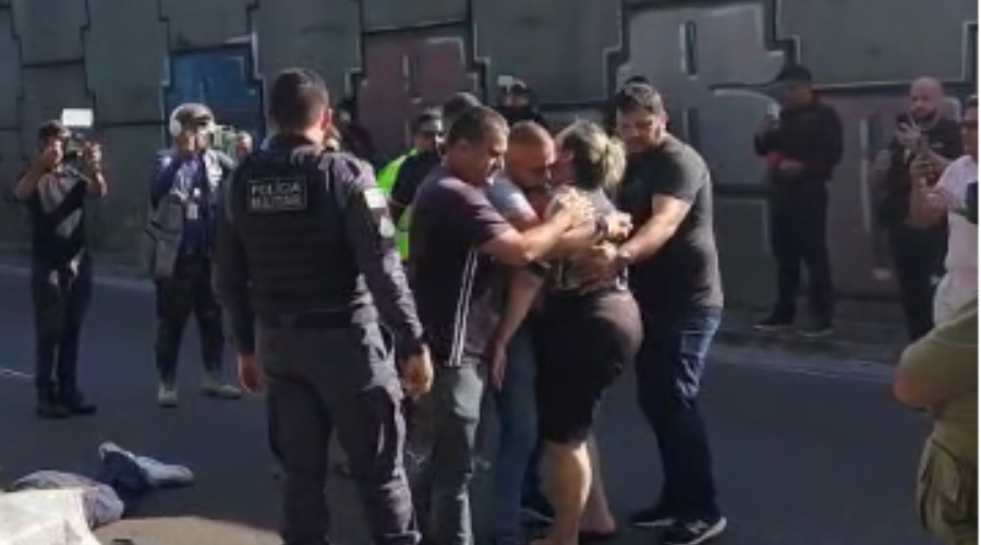 mulher desmaiando ao ver corpo do vigilante após acidente em manaus