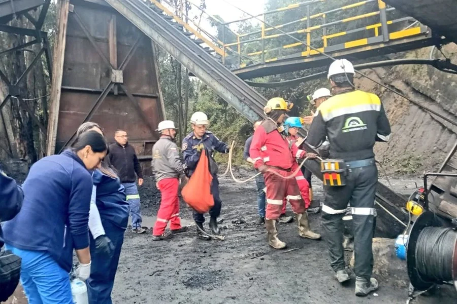 Equipe de resgate na mina de carvão na Colômbia após explosão