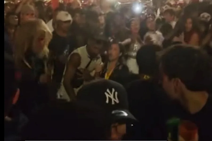 Multidão na Praia de Copacabana aguardando show de Shakira