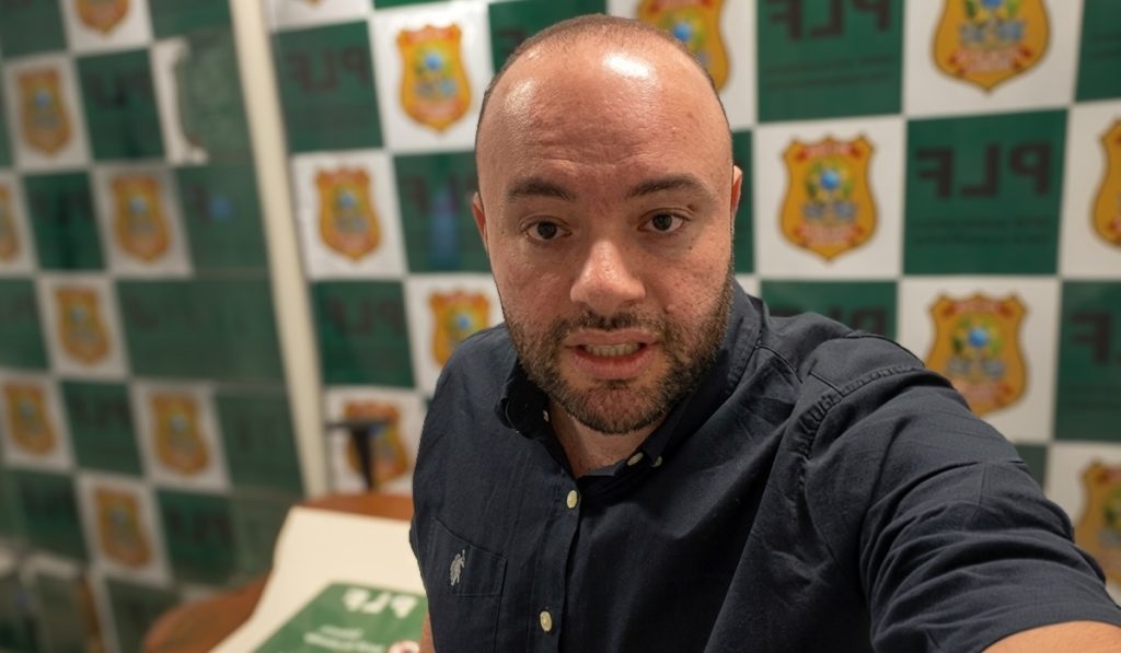Deputado Fausto Júnior durante coletiva sobre ameaças recebidas