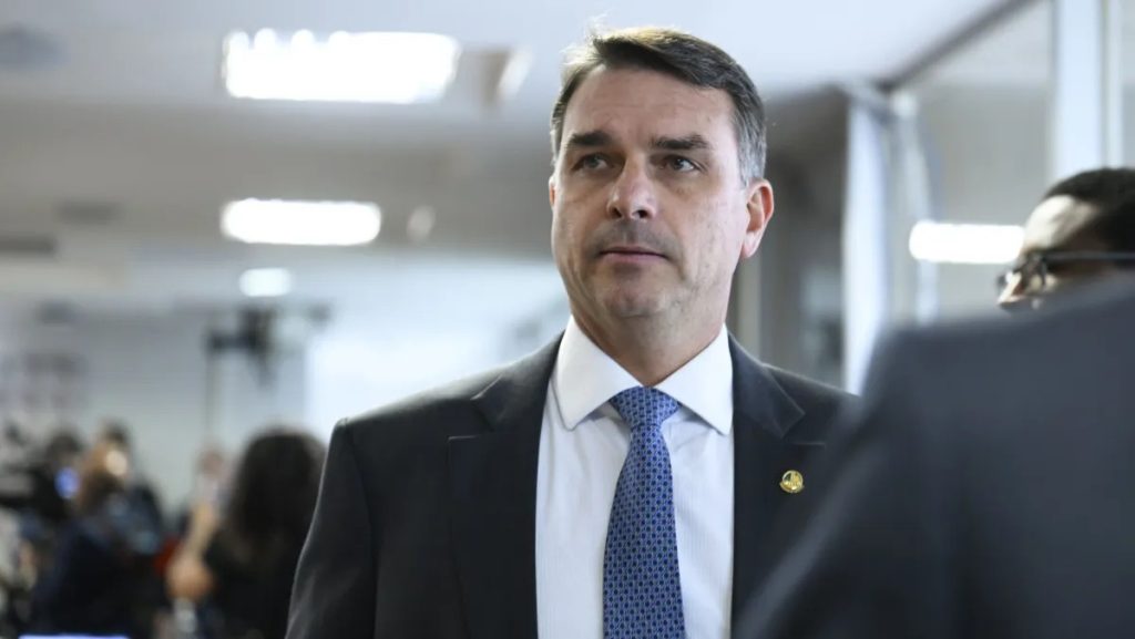 Reportagem sobre financiamento do filme dark horse envolvendo Flávio Bolsonaro e Daniel Vorcaro