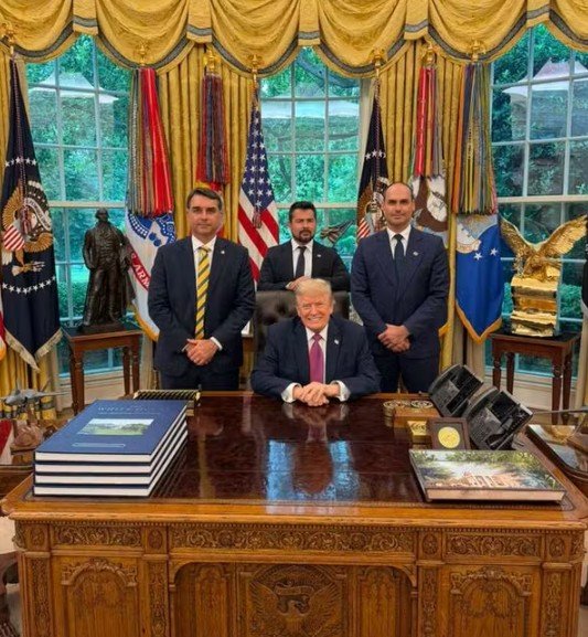 Flávio Bolsonaro ao lado de Donald Trump no Salão Oval da Casa Branca
