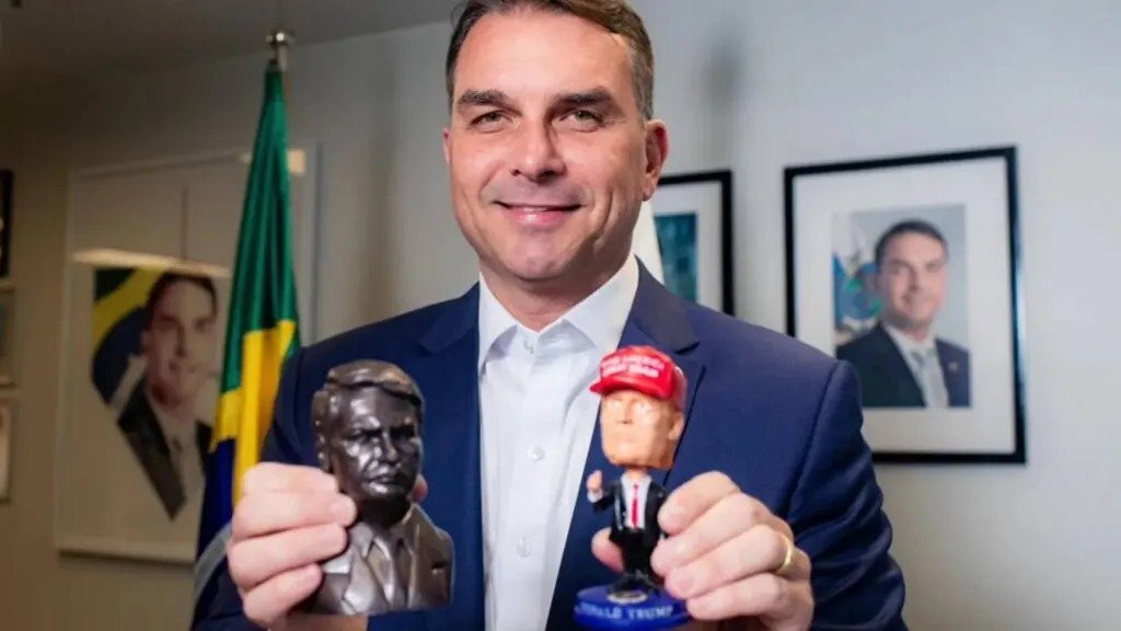 Flávio Bolsonaro em viagem aos EUA antes do encontro de Lula e Trump
