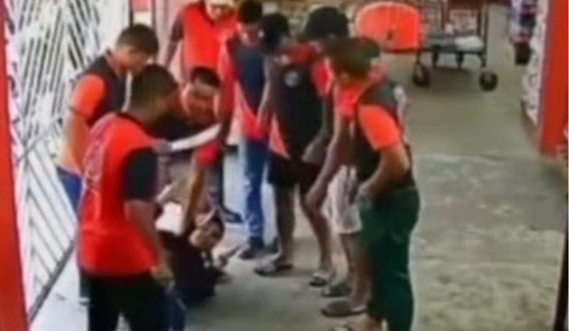 Funcionário reagindo a assalto em loja de construção com terçado