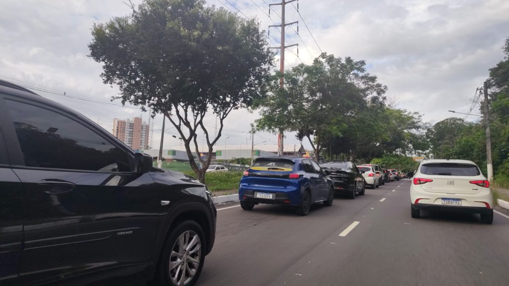 Filas de carros durante o Dia Livre de Impostos na avenida Djalma Batista em Manaus