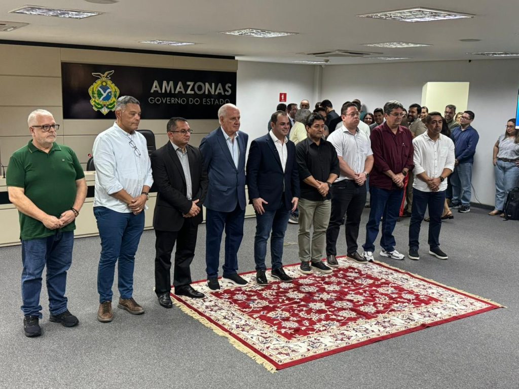 Governador Roberto Cidade ao lado do novo secretariado