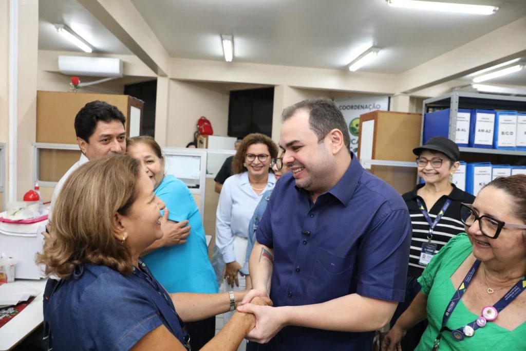 Governador Roberto Cidade durante visita às secretarias de Educação e Produção Rural