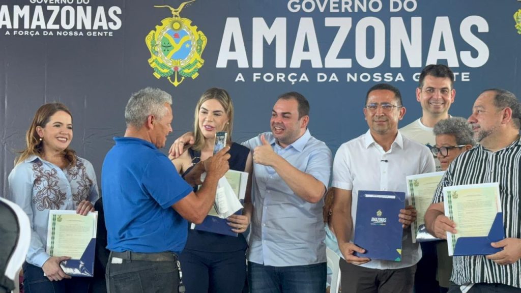 Governo do Amazonas entrega títulos de propriedade para famílias em Manaus.