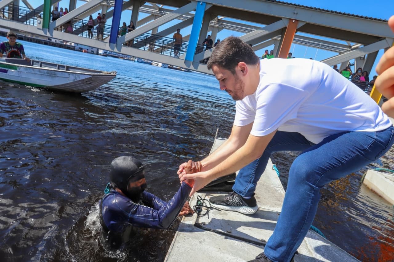 Ativista ambiental conhecido como Homem-Peixe chegando a Manaus