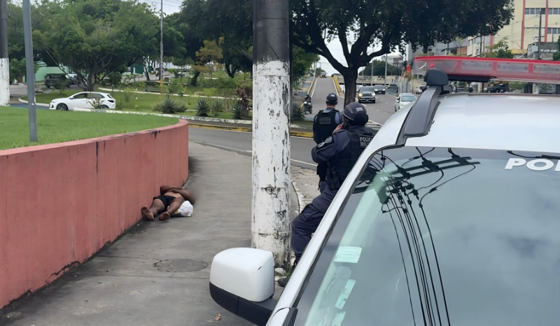 homem ferido e ensanguentado na calçada da avenida Djalma Batista em Manaus