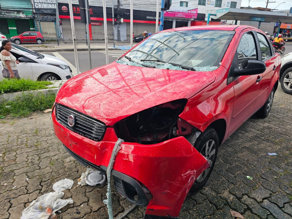 Homem é preso após tentativa de invasão a agência do Sicredi com carro da própria mãe em Manaus