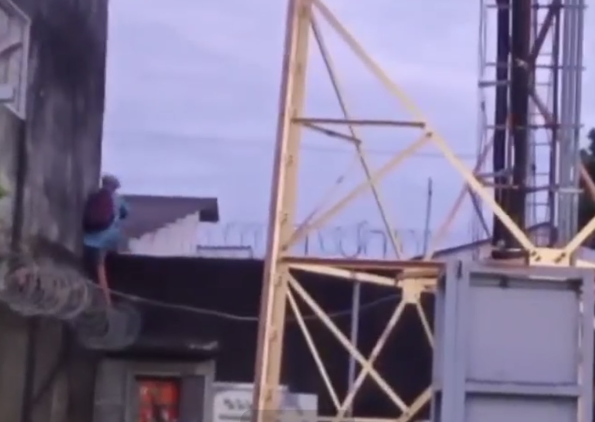 Homem tentando furtar fios de cobre de uma torre de telefonia