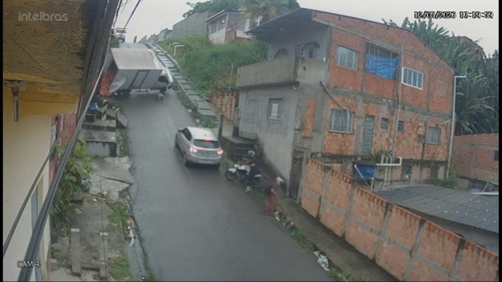 Homem pulando de caminhão desgovernado na zona norte de Manaus