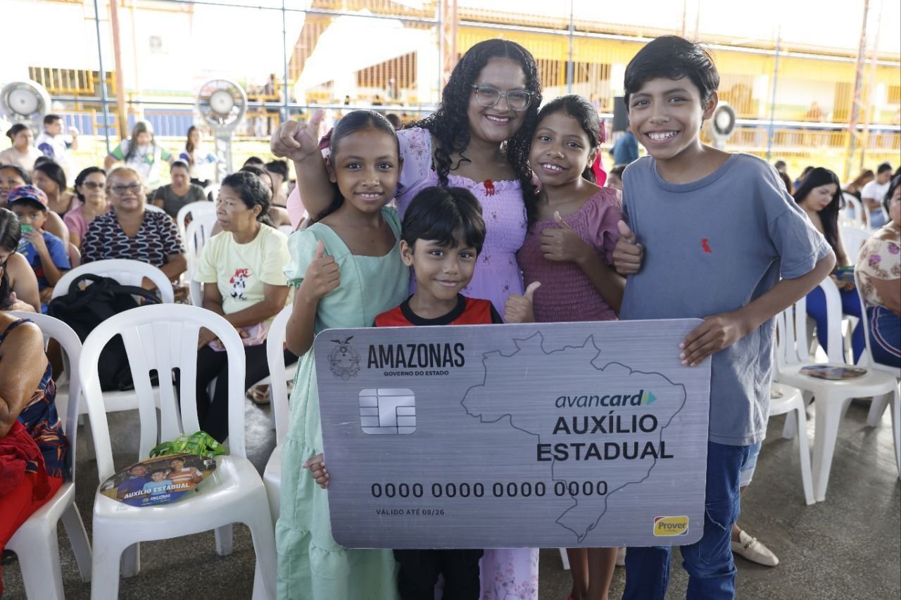 Governador Roberto Cidade entrega cartões do Auxílio Estadual para mães em cerimônia em Manaus.
