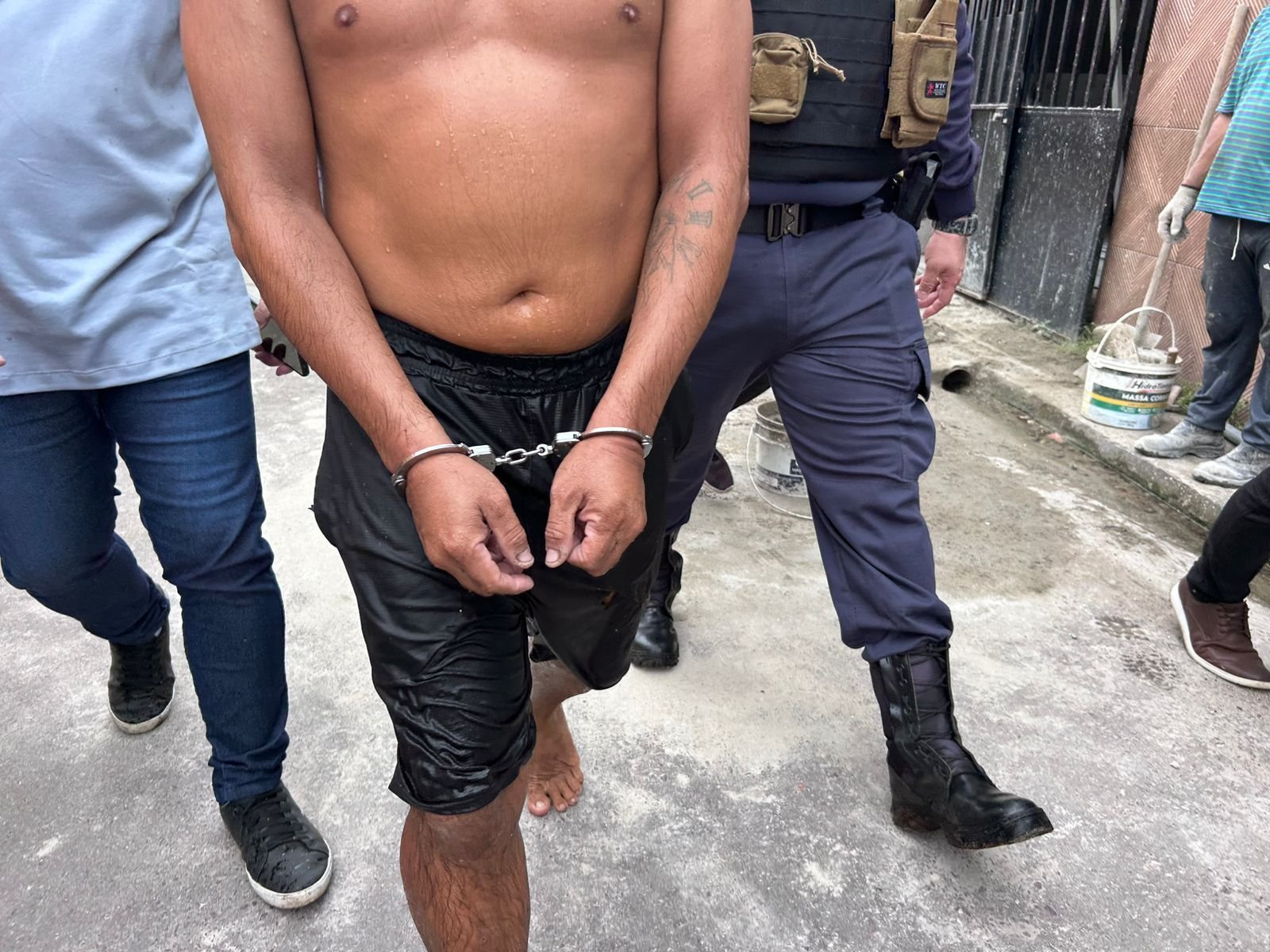 Gabriel Maciel preso após confessar o assassinato do pai em Manaus
