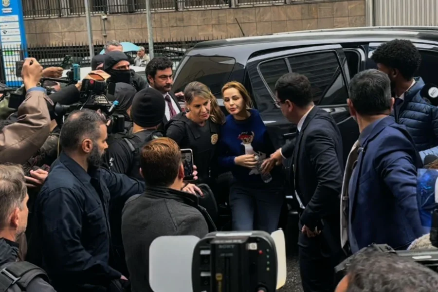 Veja chegada de Deolane à delegacia após prisão por suposta ligação com ...