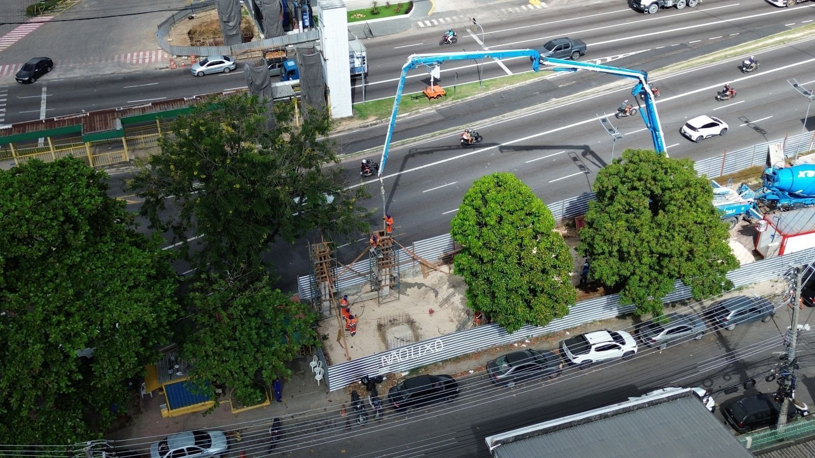 fotografia da passarela em reconstrução na avenida Torquato Tapajós em Manaus