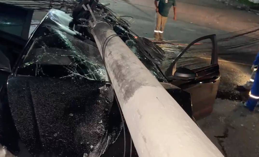 carro colidido com poste no viaduto miguel arraes em manaus