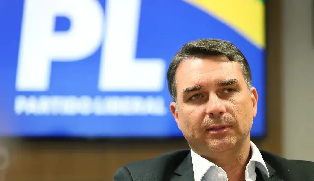 Flávio Bolsonaro discursa sobre segurança pública