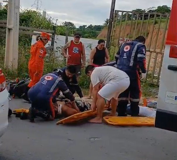 imagem de um acidente de trânsito envolvendo carro e motocicleta em manaús