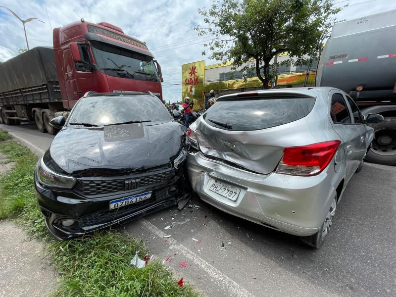 Engavetamento de seis veículos em Manaus após caçamba perder os freios