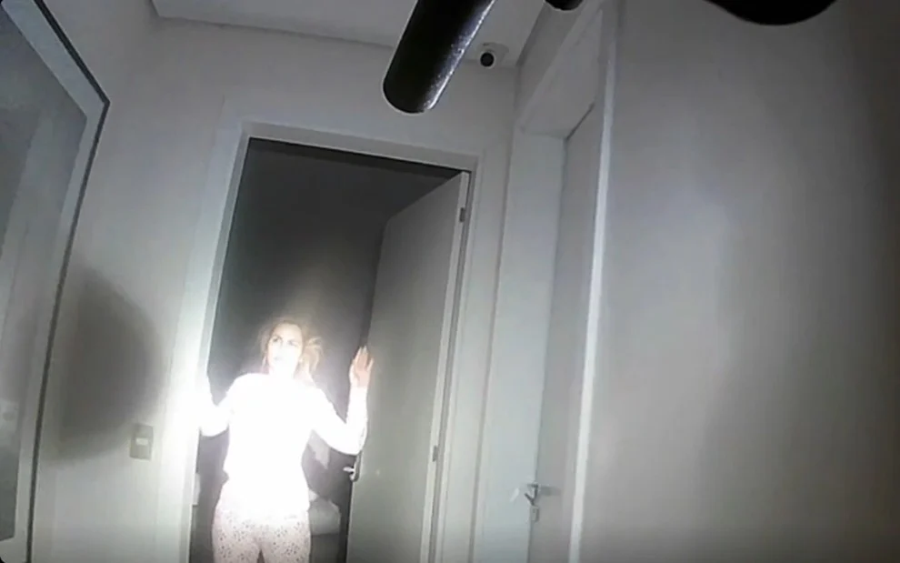 Imagens da prisão da influenciadora Deolane Bezerra em sua casa em Barueri