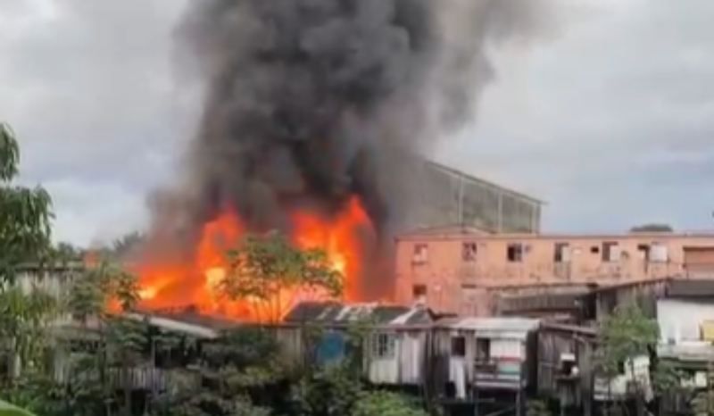 imagem de um incêndio em área residencial em manaus