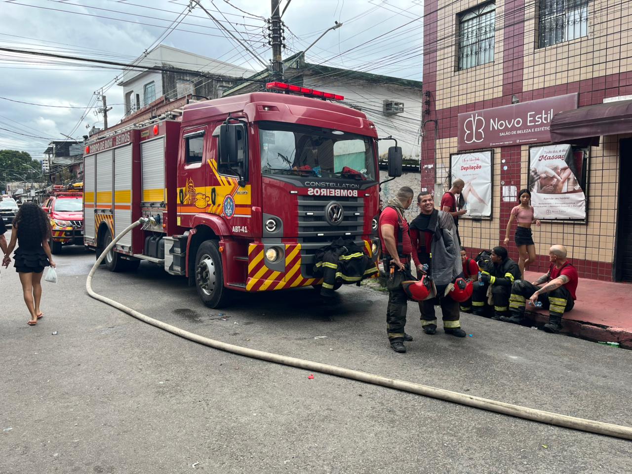 Incêndio no bairro São Jorge em Manaus destruindo casas de palafitas