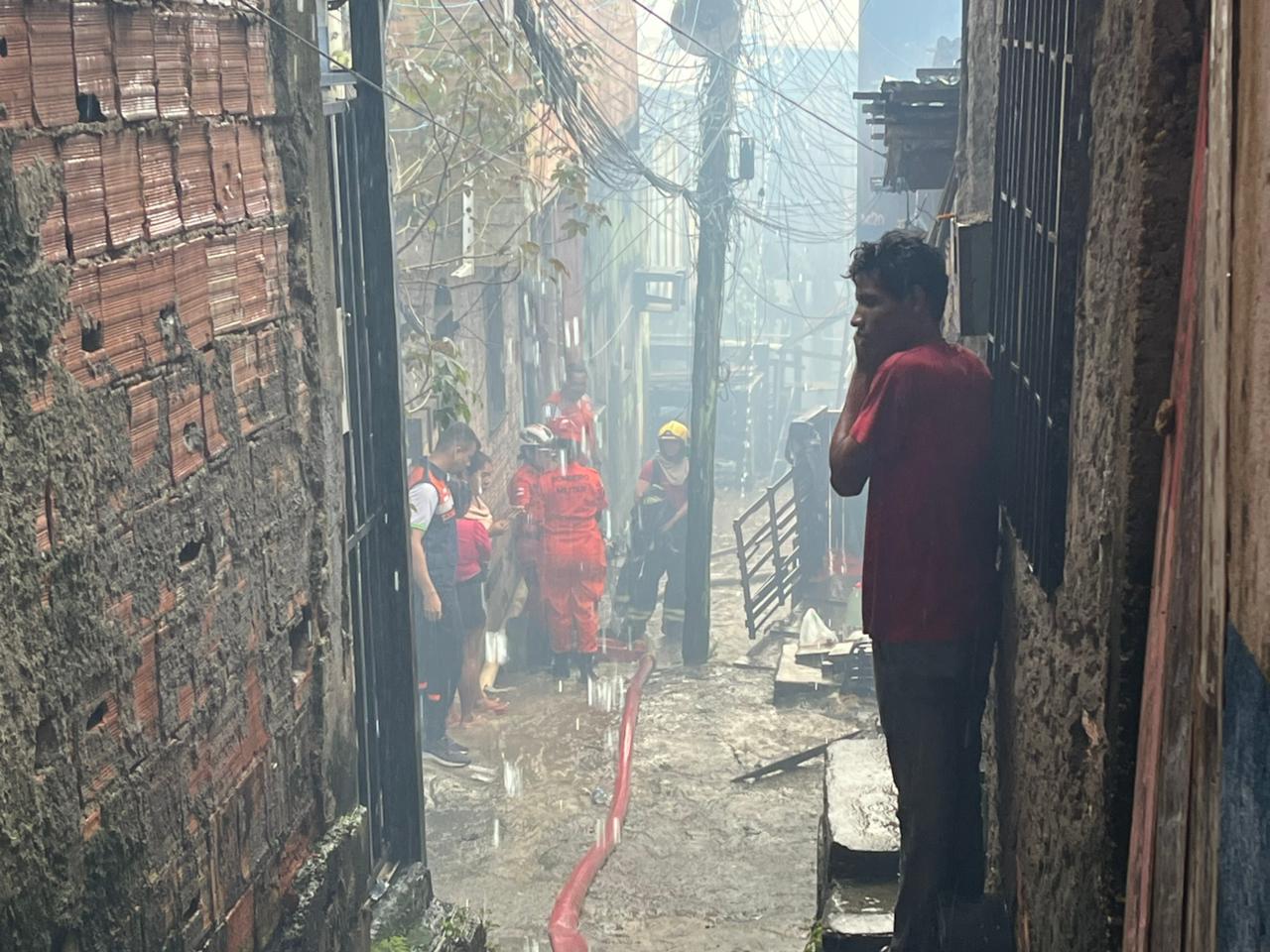 Incêndio no bairro São Jorge em Manaus destruindo casas de palafitas