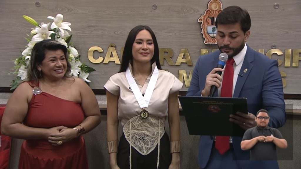 Isabelle Nogueira recebendo a Medalha de Ouro Rodolpho Valle na Câmara Municipal de Manaus.