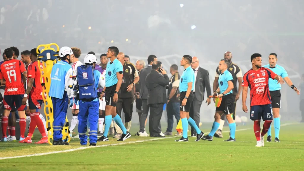 vandalismo no estádio Atanásio Girardot durante o jogo entre Flamengo e Independiente Medellín
