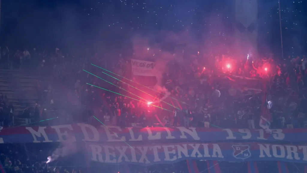vandalismo no estádio Atanásio Girardot durante o jogo entre Flamengo e Independiente Medellín