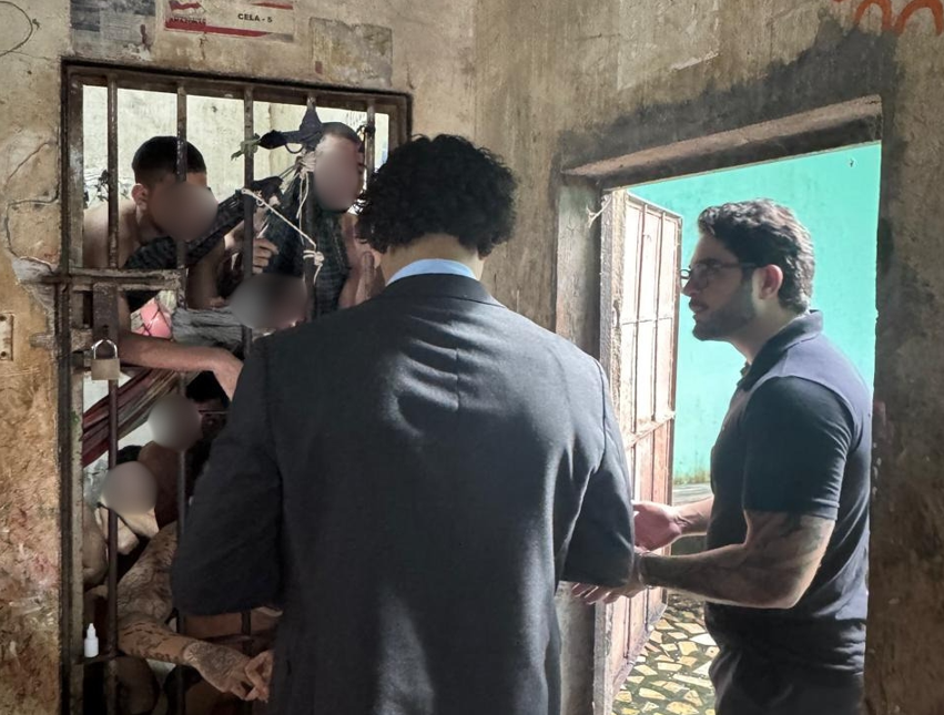 Foto da Delegacia de Eirunepé que enfrenta problemas estruturais e superlotação.