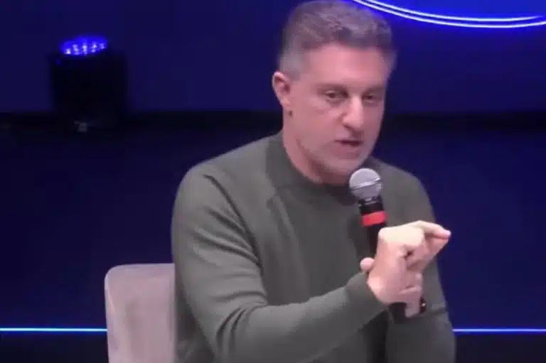 Luciano Huck durante sua participação no Fórum Esfera