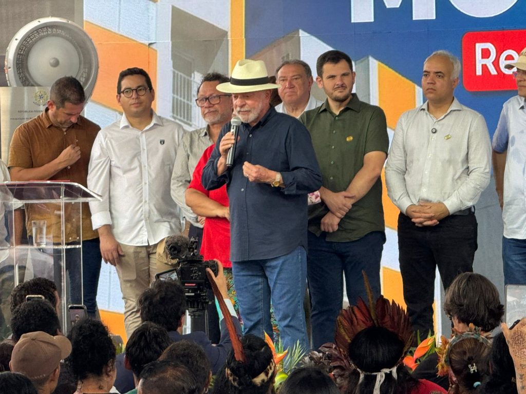 Foto de Gabriel Vieira mostrando Lula em visita a Manaus discutindo a BR-319