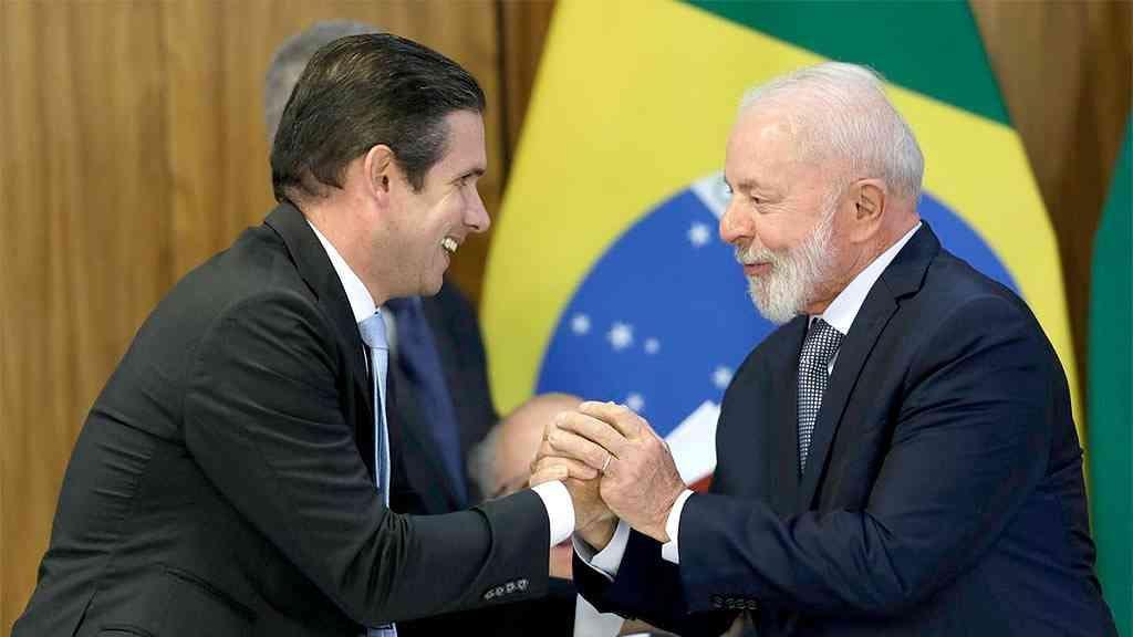 Foto do presidente Lula conversando com Hugo Motta