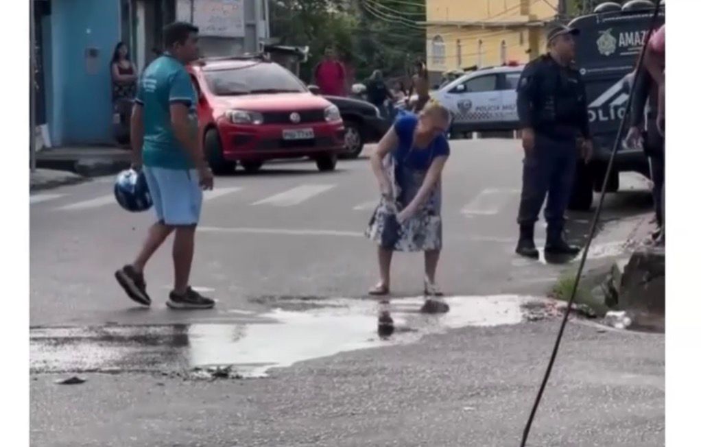 mãe limpando o sangue do filho após acidente de motocicleta em manaus