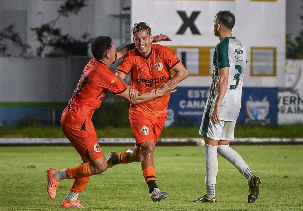Jogador do Manauara celebrando a vitória contra o Monte Roraima
