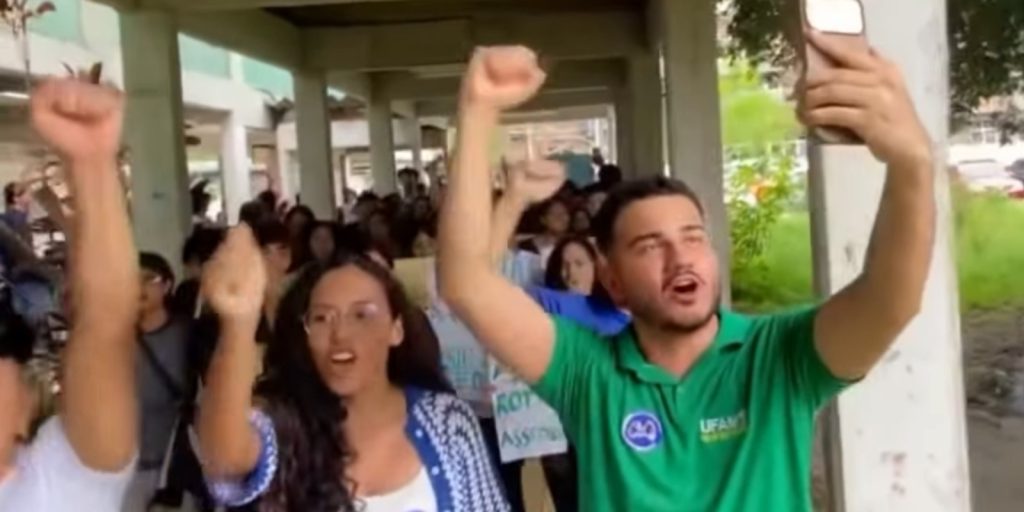 Estudantes da Ufam em manifestação contra assédio e violência sexual
