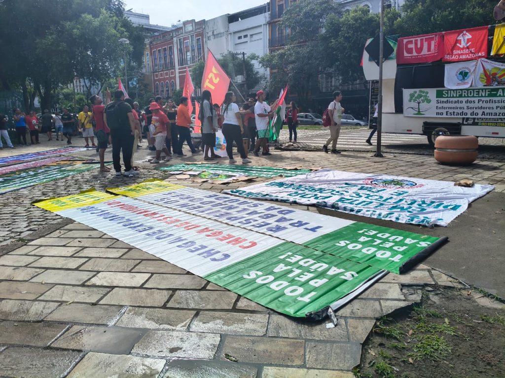 Manifestação em Manaus contra a escala 6x1 reunindo trabalhadores e estudantes.
