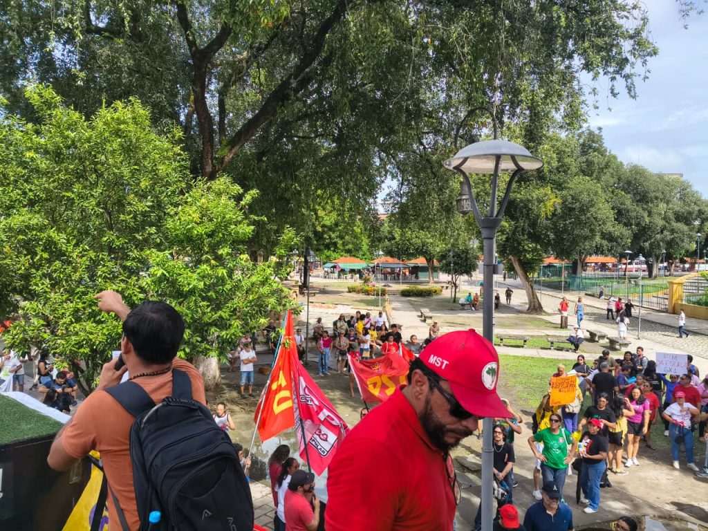 Manifestação em Manaus contra a escala 6x1 reunindo trabalhadores e estudantes.