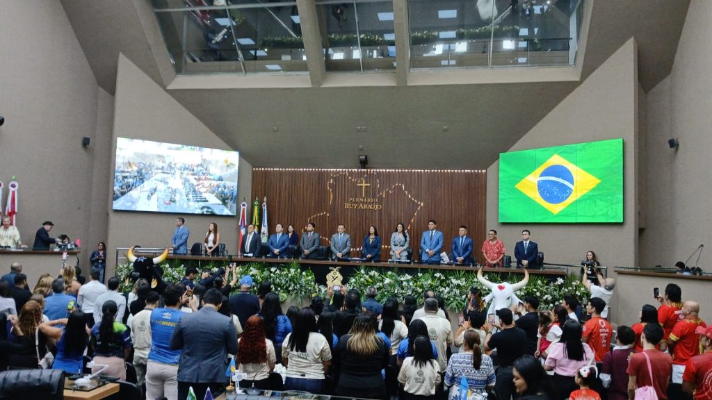 Marciele albuquerque recebendo medalha ruy araújo e título de cidadã do amazonas