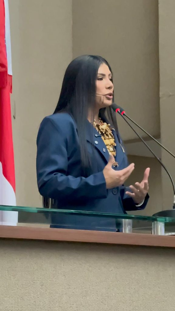Marciele albuquerque recebendo medalha ruy araújo e título de cidadã do amazonas