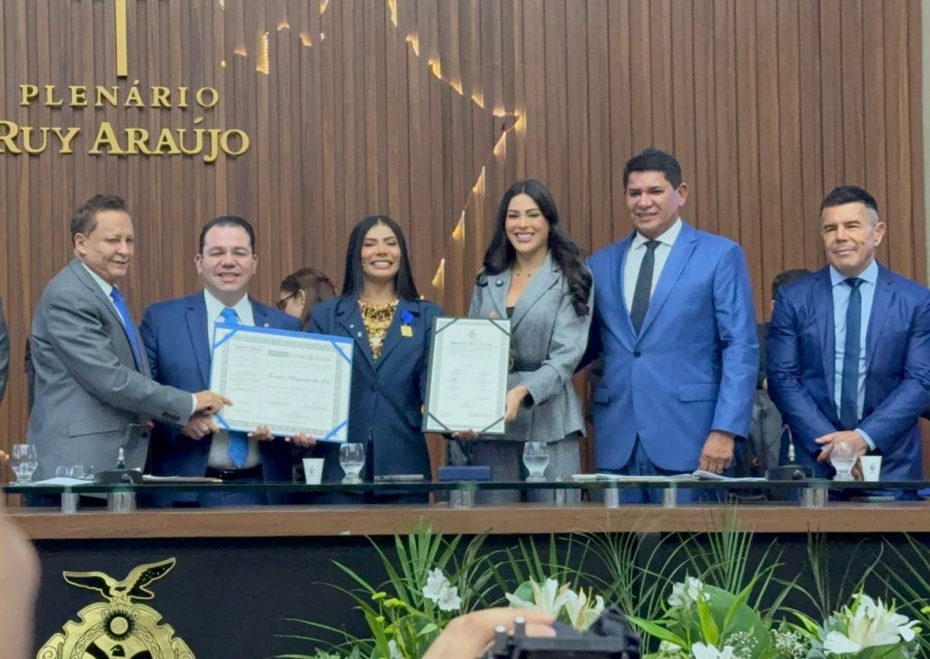 Marciele albuquerque recebendo medalha ruy araújo e título de cidadã do amazonas
