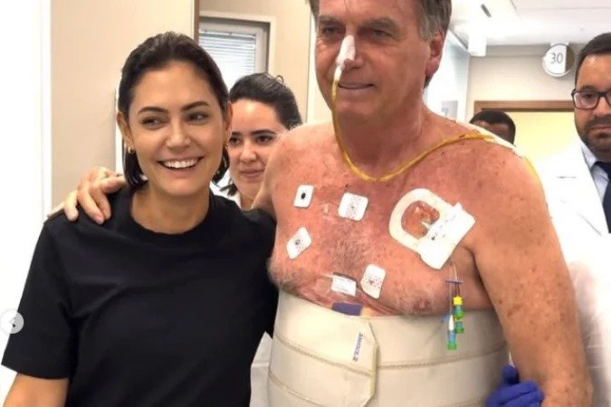 Michelle Bolsonaro cuidando do ex-presidente Jair Bolsonaro durante sua recuperação