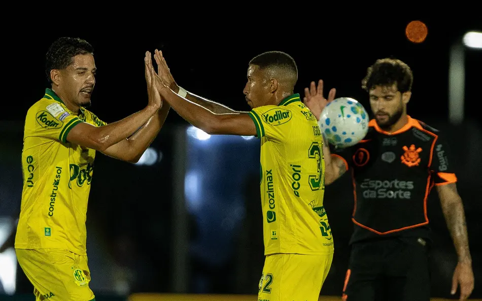 jogadores do mirassol comemorando vitória contra o corinthians