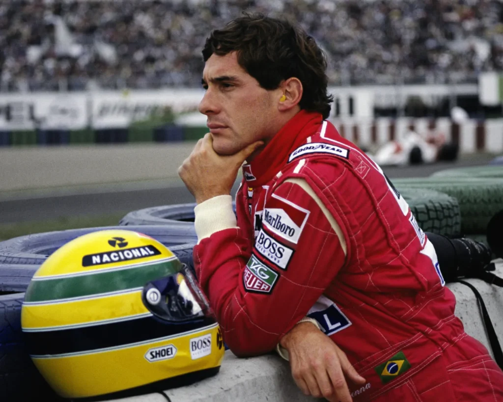 foto de ayrton senna durante corrida