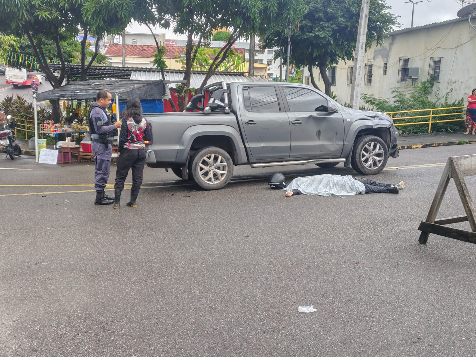 Acidente entre motocicleta e caminhonete na avenida Japurá em Manaus